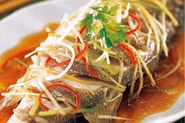 Đối với người đang gặp các vấn đề về tiêu hóa như đầy bụng, chướng hơi, đau bụng hoặc tiêu hóa kém, ăn nhiều cá mè có thể khiến tình trạng trở nên trầm trọng hơn. Hàm lượng protein cao trong cá buộc hệ tiêu hóa phải hoạt động nhiều hơn, trong khi cơ thể đang suy yếu. Thay vào đó, người bệnh nên ưu tiên chế độ ăn nhẹ, dễ tiêu và đảm bảo uống đủ nước mỗi ngày. Ảnh minh họa