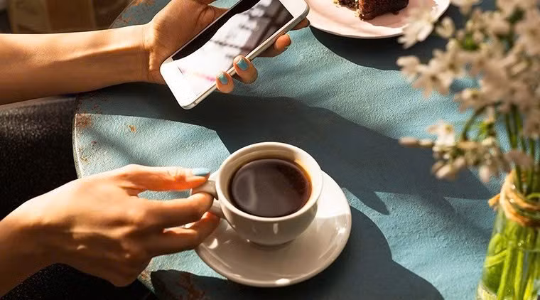 Các nha sĩ khuyên nên hạn chế uống cà phê ngay sau khi thức dậy và nên súc miệng bằng nước để giảm tác hại lên men răng. Ảnh minh họa