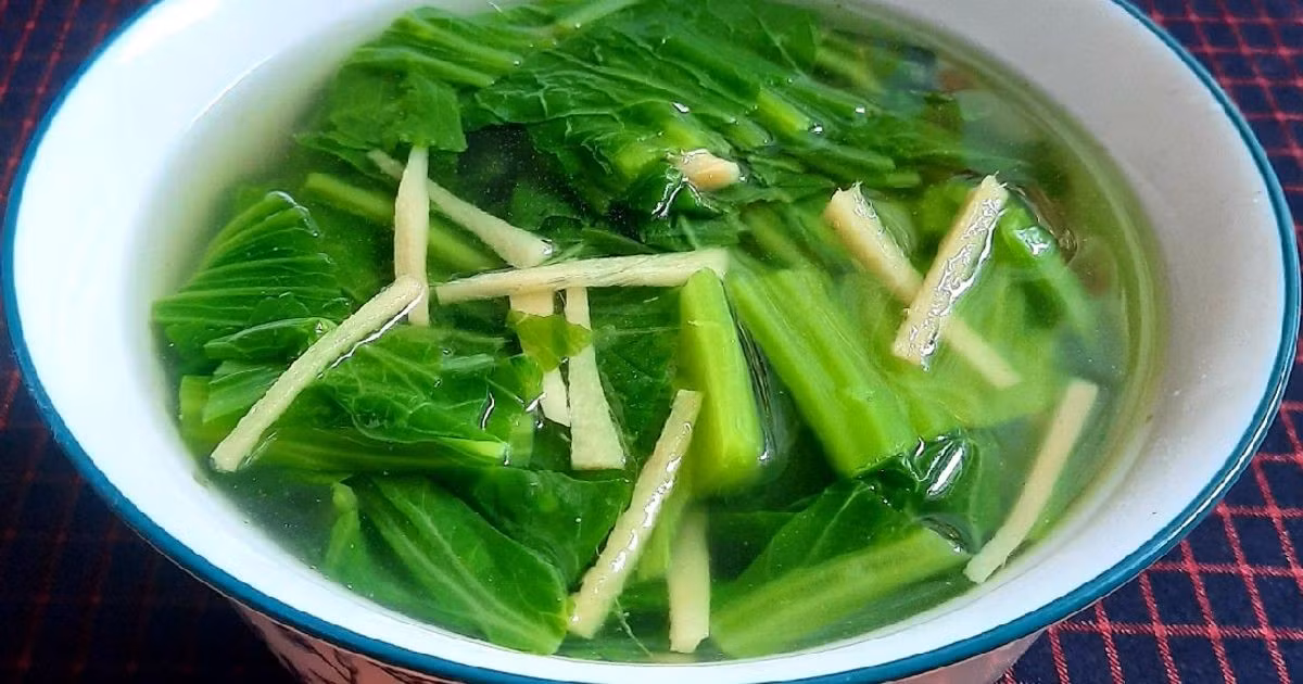 Tuy nhiên, người bị sỏi thận hoặc rối loạn tuyến giáp nên dùng cải bẹ xanh ở mức vừa phải, do rau có chứa oxalat và hợp chất goitrin – những chất có thể ảnh hưởng đến khả năng hấp thu i-ốt hoặc hình thành sỏi khi ăn quá nhiều. Việc nấu chín đúng cách sẽ giúp giảm đáng kể các tác dụng không mong muốn này. Ảnh minh họa