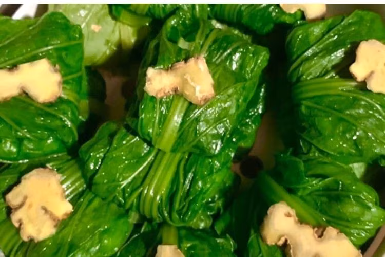 Không chỉ bổ dưỡng, cải bẹ xanh còn được đánh giá cao bởi khả năng hỗ trợ phòng ngừa ung thư. Rau chứa hợp chất tự nhiên glucosinolate – khi được nhai hoặc nấu chín, sẽ chuyển hóa thành isothiocyanate, chất có tác dụng kích hoạt enzym giải độc trong gan, giúp cơ thể loại bỏ các chất gây hại và bảo vệ tế bào khỏi tổn thương. Ảnh minh hoạ