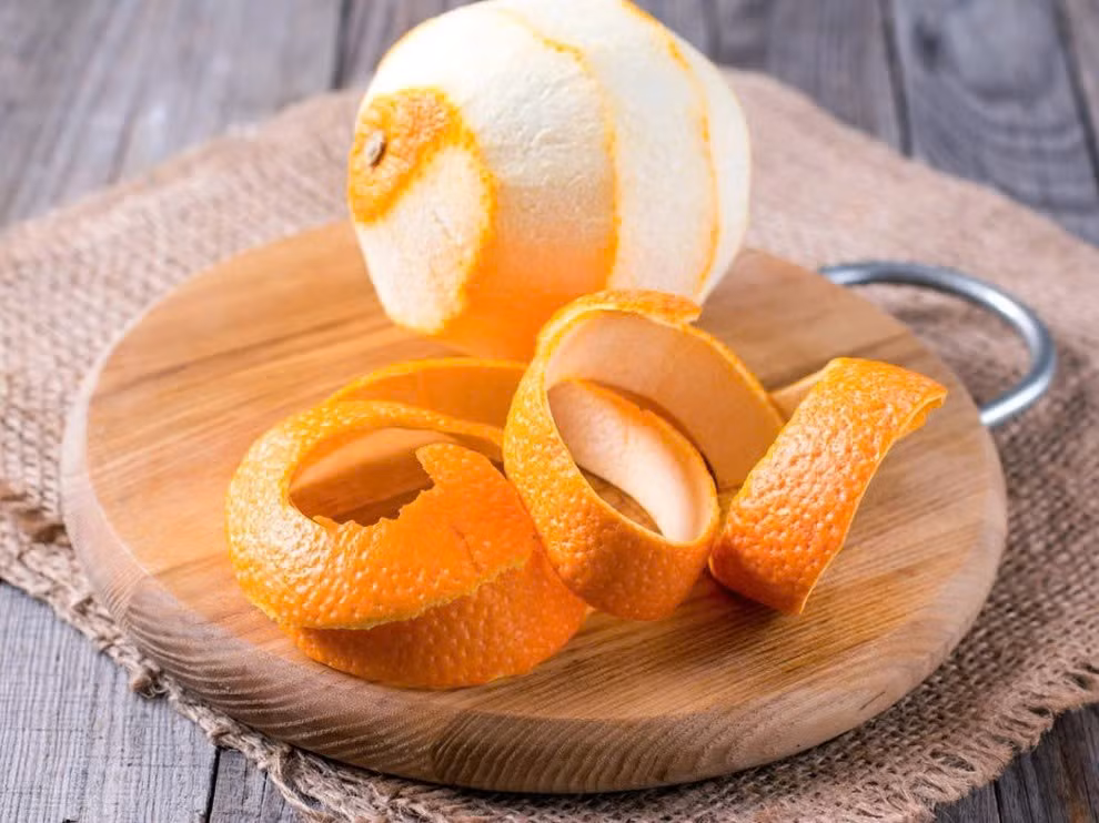 Cam là nguồn vitamin C quen thuộc, giúp giảm cảm cúm, đau họng. Vỏ cam rửa sạch có thể ngâm nước ấm giảm ho, hoặc hầm với nấm mèo và đường phèn thành món canh ấm cổ họng. Nước cam nên uống ngay sau khi vắt để giữ vitamin C. Ảnh minh họa