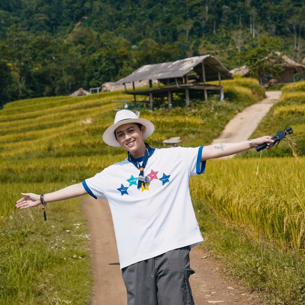 Travel blogger Win Đi dự đoán lịch trình lý tưởng cho mùa vàng năm nay, từ 20–25/9, lúa bắt đầu chín với sắc vàng pha xanh, tạo khung cảnh chuyển mùa đẹp mắt. Ảnh Win Đi