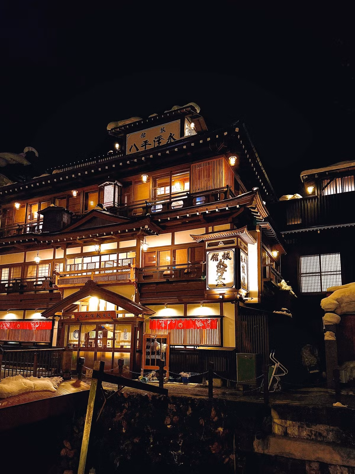 Giữa nhịp sống hiện đại và hối hả của Nhật Bản, Ginzan Onsen vẫn giữ được vẻ đẹp trầm lắng, cổ kính và đầy chất thơ. Một lần ghé thăm thị trấn này vào mùa đông, ngâm mình trong làn nước nóng giữa không gian tuyết trắng và ánh đèn vàng ấm áp, là trải nghiệm khó quên với bất kỳ ai yêu thích du lịch và khám phá vẻ đẹp nguyên bản của xứ sở hoa anh đào.