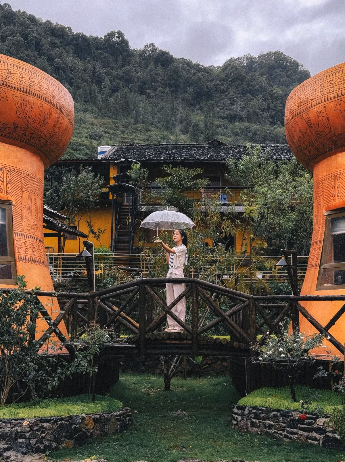 Dảnh House gây ấn tượng bởi hai công trình chính mô phỏng trống đồng cổ: nhà trống lớn cao hơn 6 m, đường kính mặt trống 5,1 m, đường kính chân trống 6,8 m; nhà trống nhỏ cao 4,5 m, đường kính mặt trống 3,9 m.