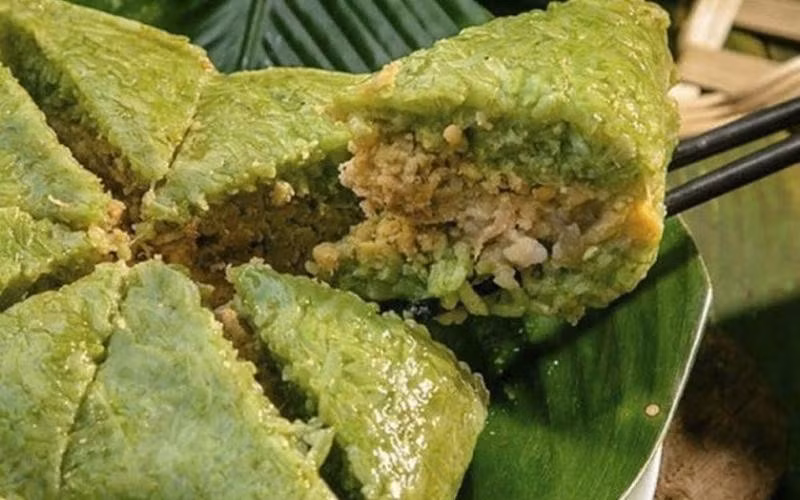Bánh chưng là hương vị Tết không thể thiếu trong mỗi gia đình Việt. Thế nhưng, chỉ cần bảo quản sai cách hoặc gặp thời tiết nồm ẩm, món ăn truyền thống này rất dễ xuống cấp. Nhiều người vì tiếc của vẫn cố “chữa cháy” bằng cách cắt bỏ phần hỏng để ăn tiếp, song hành động tưởng như vô hại ấy lại có thể âm thầm gây tổn hại nghiêm trọng cho sức khỏe. Ảnh minh họa
