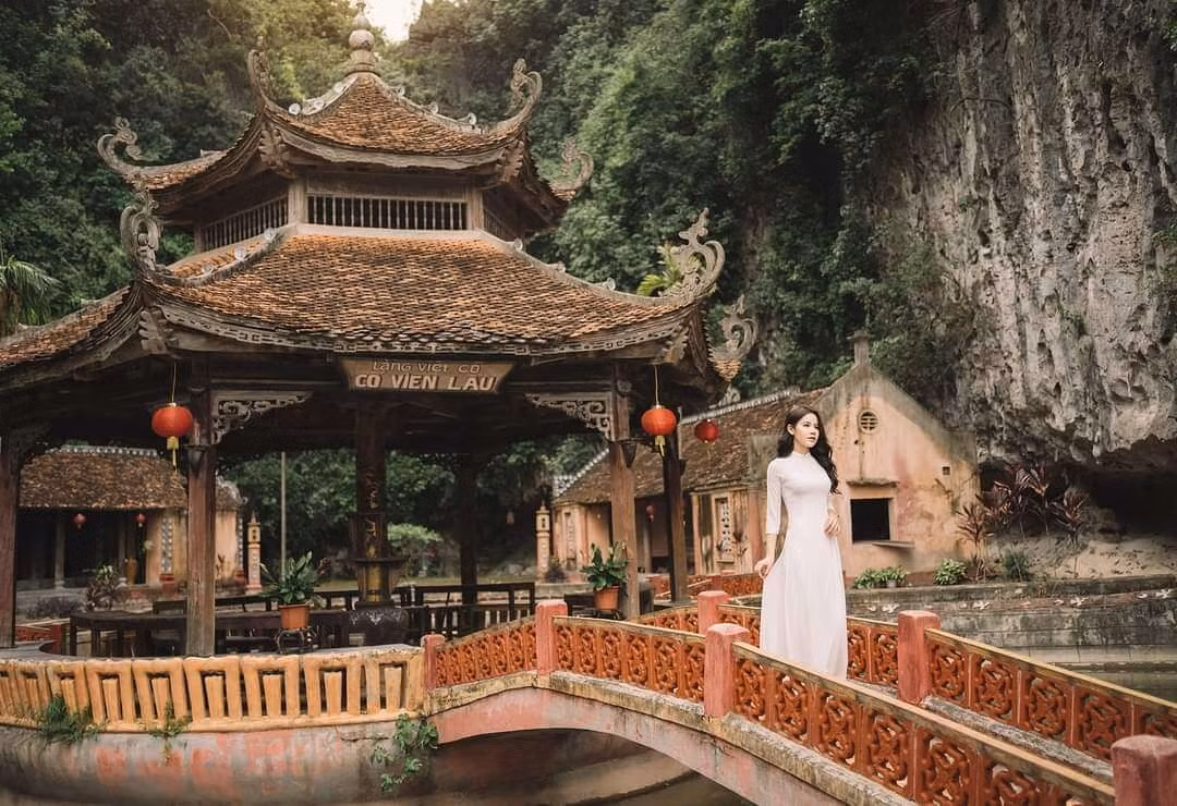 Du khách có thể tham quan nhà cổ Nông Cống (1847), nhà cổ Ý Yên (1883), nhà cổ Thọ Xuân (1802), nhà cổ Văn Hải (1853), cùng các ngôi nhà cổ Khánh Hòa, Lưu Phương và những kiến trúc đặc sắc khác như đình cổ Thanh Liêm, lầu Nghênh Tân Các hay làng cổ nông thôn. Ảnh Internet