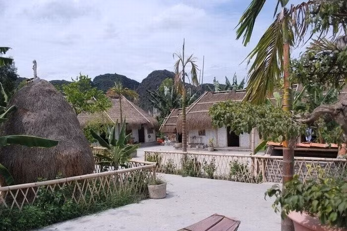 Khuôn viên Cố Viên Lầu được thiết kế như một ngôi làng Việt xưa, với 20 – 22 ngôi nhà nhỏ, lấy cảm hứng từ kiến trúc làng quê Việt Nam từ thế kỷ 18 đến thế kỷ 20, đặc biệt là thời Nguyễn. Ảnh luhanhvietnam