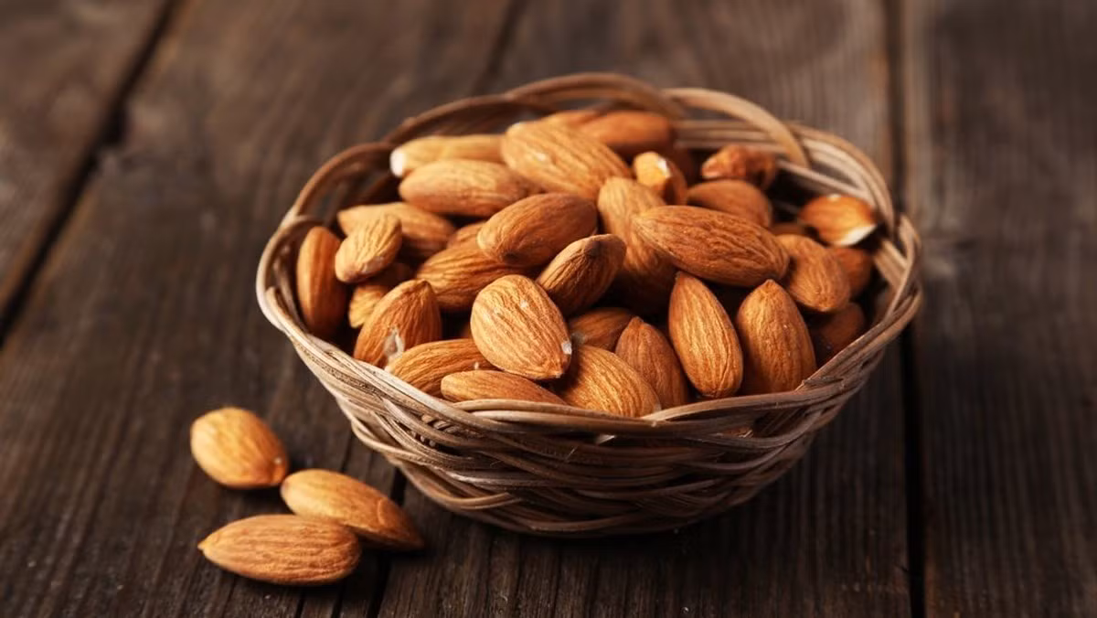 Hạnh nhân được xem là “kho dinh dưỡng” nhờ hàm lượng cao magie, vitamin E và chất béo tốt. Magie và vitamin E đều có liên quan mật thiết đến quá trình sản xuất testosterone, giúp duy trì phong độ sinh lý và sức bền cơ thể. Ảnh minh họa