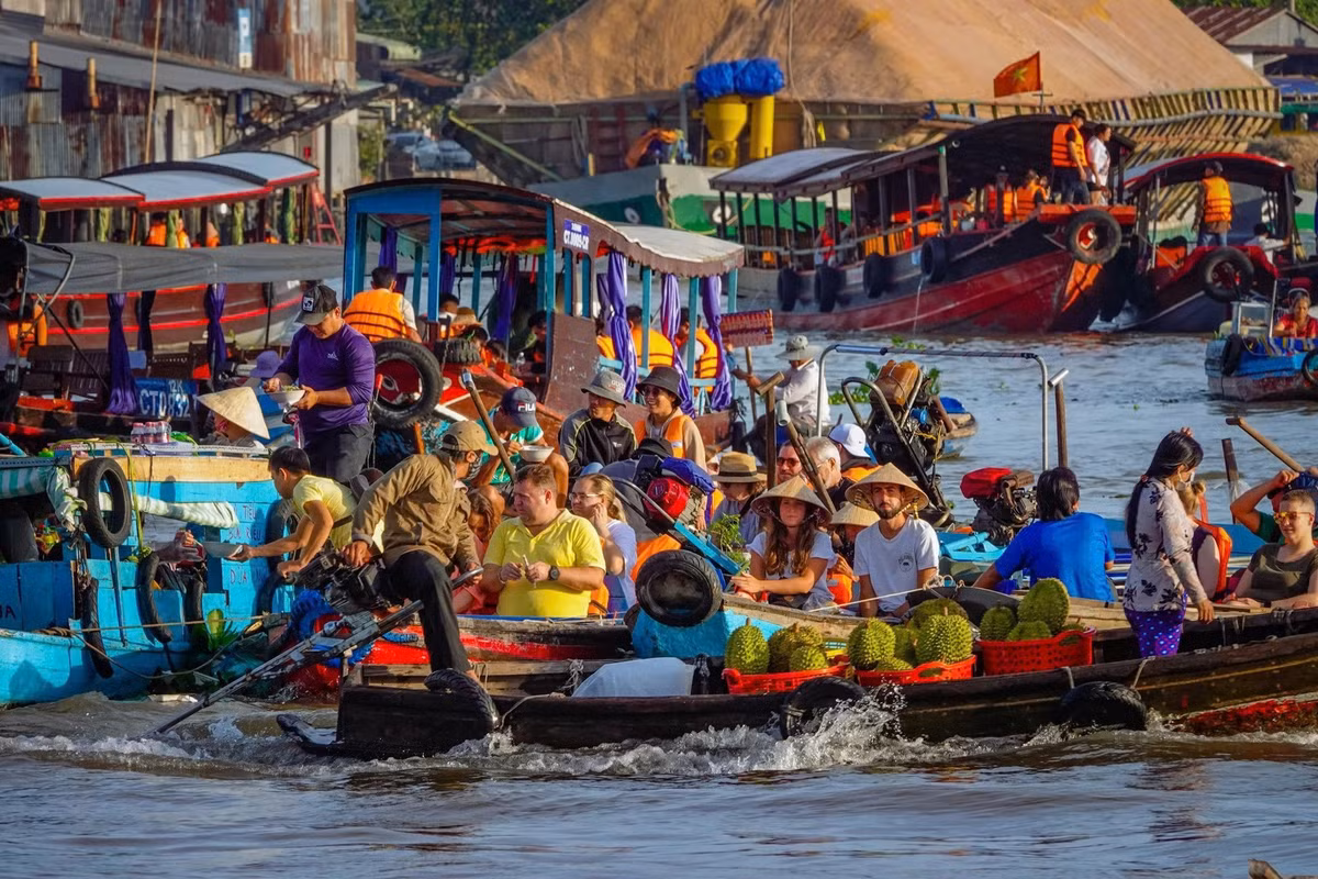 Trong khi đó, tour kết hợp ăn trưa lại phù hợp hơn với những ai đi theo gia đình, có người lớn tuổi hoặc trẻ nhỏ. Các tour này thường khởi hành muộn hơn, khoảng 8 giờ sáng, khi chợ đã vãn khách nhưng vẫn giữ được phần nào không khí nhộn nhịp. Ảnh Duy Tân