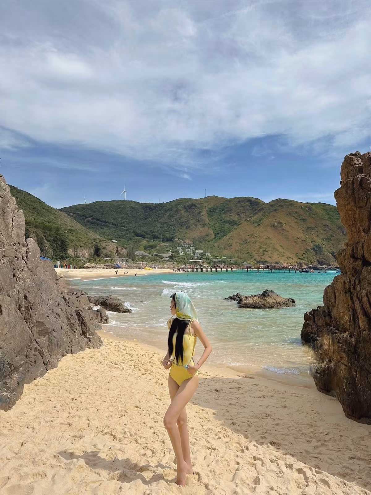 Vài năm trở lại đây, Quy Nhơn nổi lên như ngôi sao mới của du lịch Việt Nam nhờ phát triển hạ tầng đồng bộ, dịch vụ lưu trú đa dạng và phong cách phục vụ thân thiện. Dù lượng khách tăng nhanh, thành phố vẫn giữ được không khí thanh bình, ít ồn ào, khác biệt với những đô thị du lịch đông đúc khác. Ảnh Thu Thảo