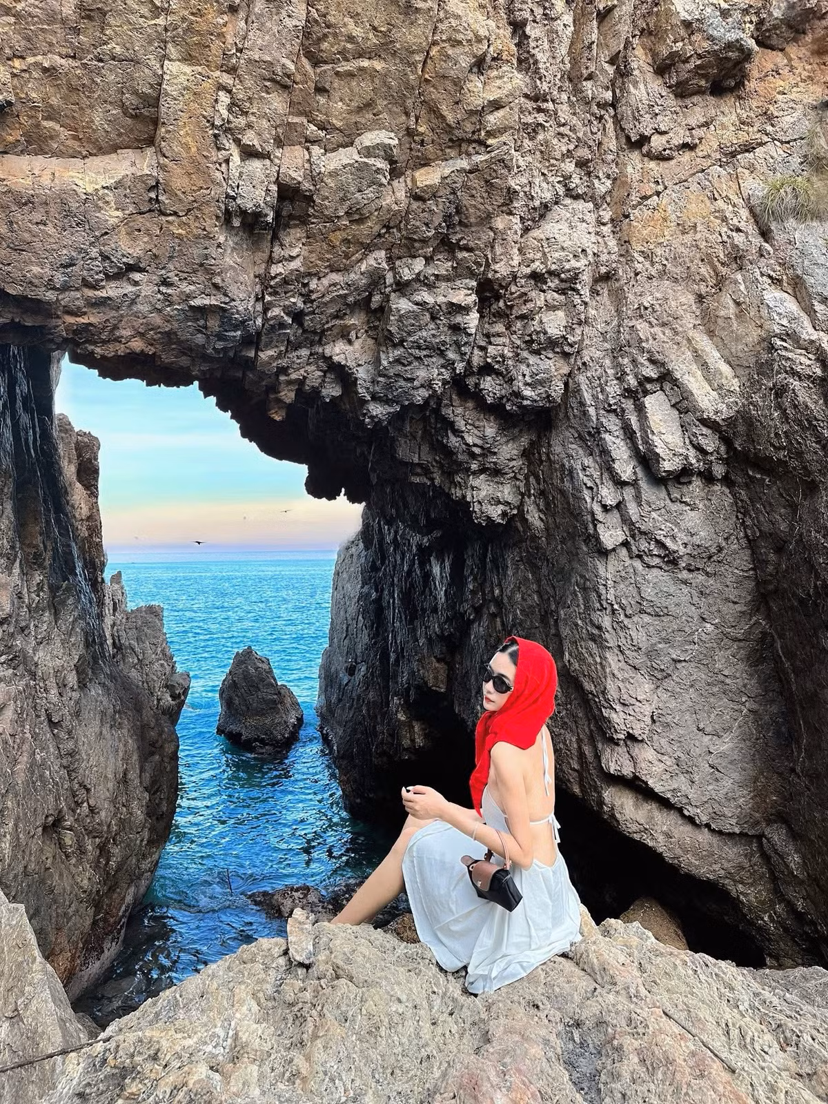 Việc lọt top “Best in Travel 2026” hứa hẹn sẽ đưa Quy Nhơn trở thành biểu tượng du lịch mới của Việt Nam, nơi biển xanh, cát trắng và lòng người hiếu khách cùng tạo nên sức hút khó cưỡng với du khách trong và ngoài nước. Ảnh Thu Thảo