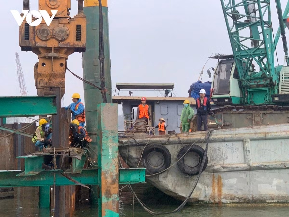 Tương tự, công nhân Lương Thành Đô (Công ty Đạt Phương) cho hay, lực lượng làm xuyên Tết chỉ nghỉ ngày 29 tháng Chạp, từ chiều mùng 1 đã quay lại thi công. “Tiến độ gấp, được lãnh đạo quan tâm, gia đình động viên nên anh em đều sẵn sàng ở lại”, anh Đô nói.