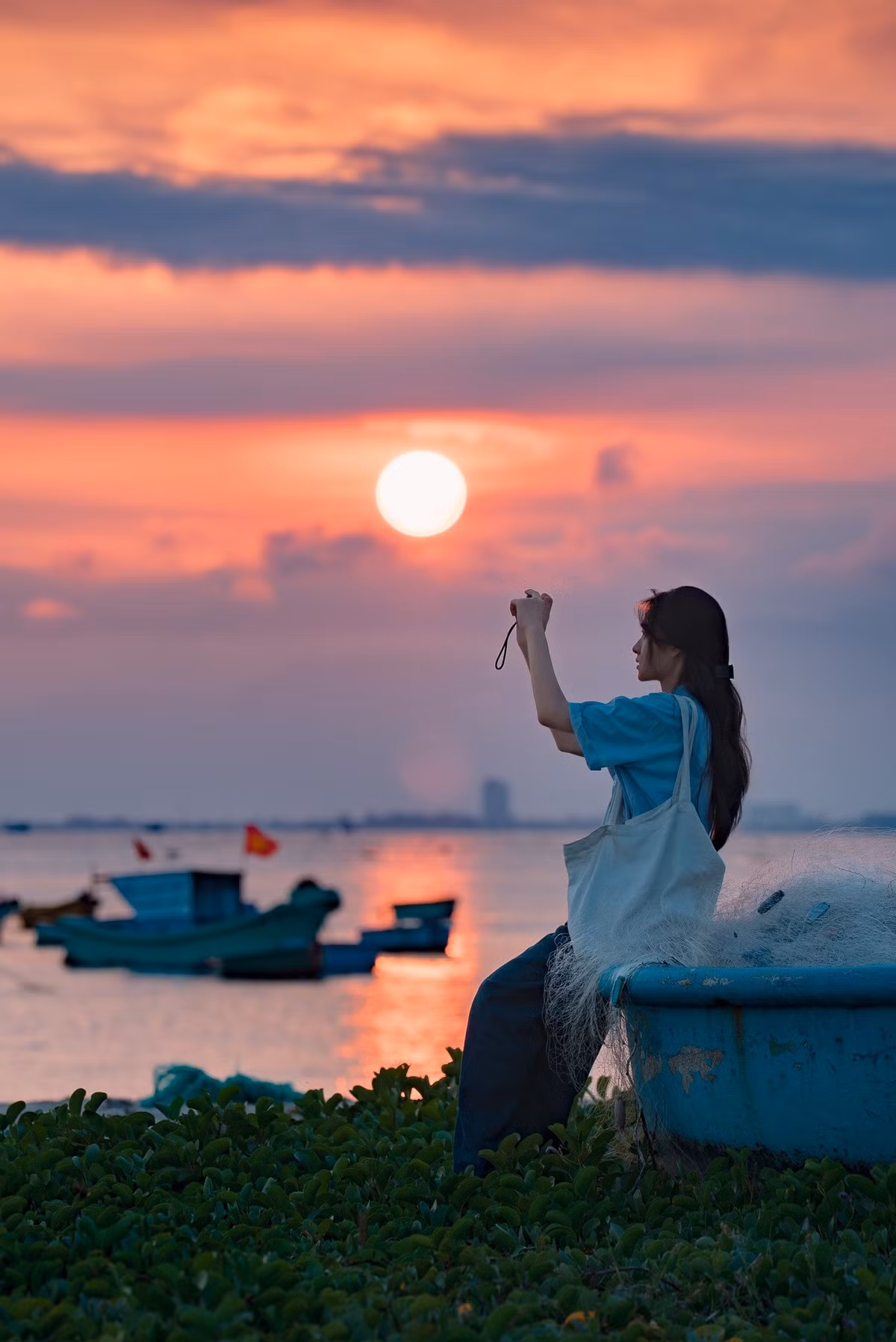 Mỗi ngày, cảnh sắc ở đây đều thay đổi và mang một màu sắc riêng biệt, từ ánh sáng mặt trời phản chiếu trên mặt nước cho đến những làn sóng lăn tăn, tất cả tạo nên một vẻ đẹp kỳ ảo mà không cần phải chỉnh sửa. Ảnh Mỹ Duyên