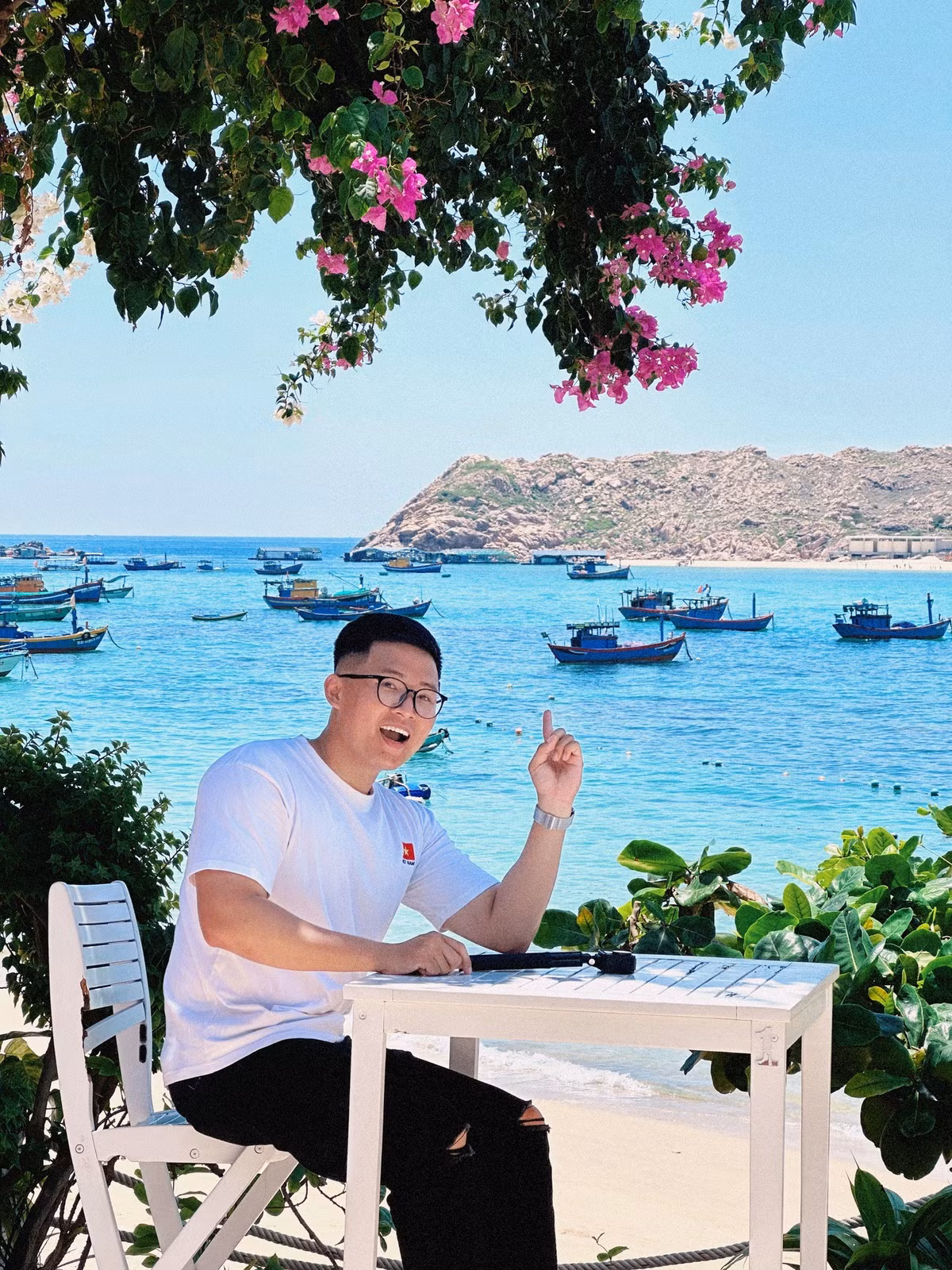Còn Quà Của Ốc lại gây ấn tượng với thiết kế mang phong cách Santorini (Hy Lạp), nằm ngay tuyến đường ven biển. Từ chiều muộn là thời điểm đẹp nhất để ghé quán này, khi ánh sáng dịu, nắng không chiếu trực tiếp và khung hình lên ảnh rực rỡ nhưng không bị ngược sáng. Giá nước uống dao động từ 15.000–30.000 đồng. Ảnh Đặng Quang Vinh