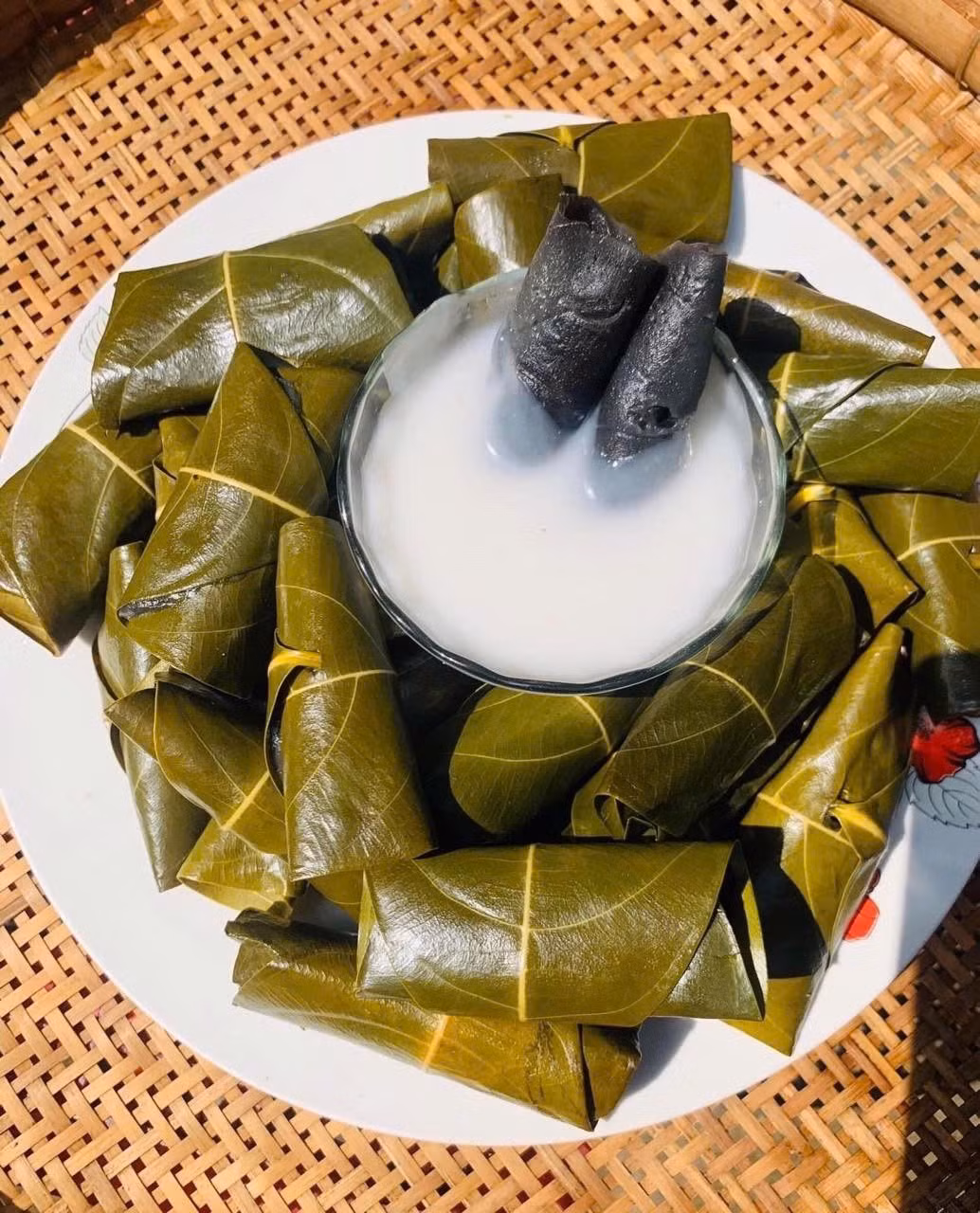 Thoạt nghe, nhiều người bật cười hoặc chau mày vì cái tên “khó đỡ”. Thực chất, bánh thúi địch chẳng liên quan gì đến mùi vị khó chịu, mà tên gọi này bắt nguồn từ âm thanh vui tai khi làm và cách gọi dân gian truyền miệng qua nhiều thế hệ. Ảnh oanhbachhoaquan10