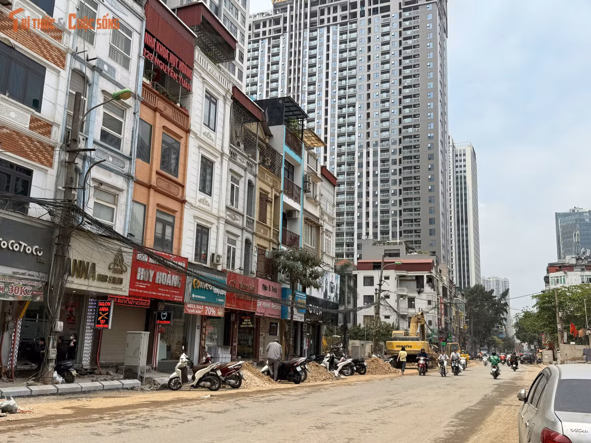 Thế nhưng, với tiến độ thi công hiện nay, mục tiêu đó vẫn còn xa. Điều người dân mong mỏi nhất lúc này không chỉ là một con đường rộng hơn, đẹp hơn, mà là việc dự án được đẩy nhanh, thi công đồng bộ, hạn chế kéo dài gây ảnh hưởng đến đời sống.