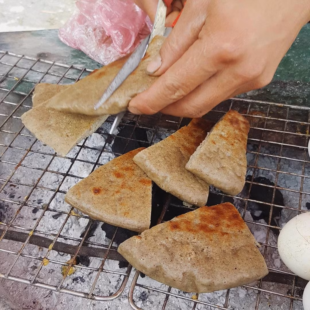 Mùi bánh nướng lan vào gió lạnh, hòa cùng khói than, khiến bất kỳ ai đi ngang chợ phiên cũng khó lòng không dừng lại. Ảnh MIA