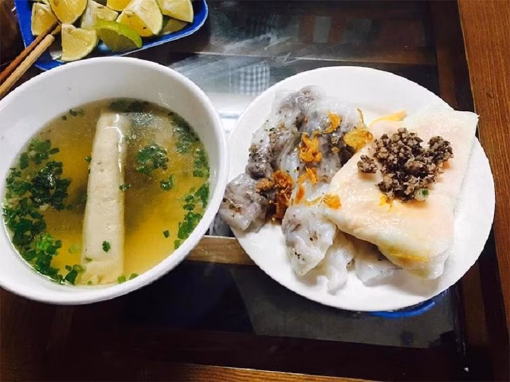 Bánh cuốn Đồng Văn có cách thưởng thức riêng, khác hẳn với bánh cuốn các vùng khác. Thay vì ăn khô, bánh được chan với nước ninh xương ngọt thanh, có thêm giò, hành lá và rau mùi. Du khách có thể nêm thêm mắm, chanh, ớt để tăng vị đậm đà. Ảnh dulichluhanh