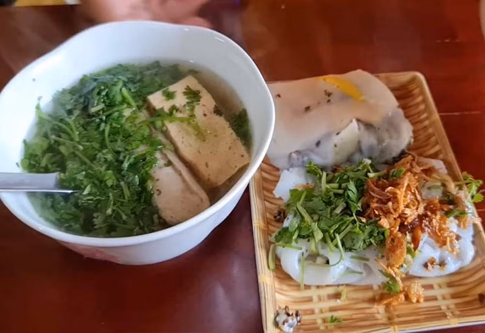 Bánh cuốn Đồng Văn có nhiều loại nhân, từ thịt băm mộc nhĩ đến trứng chín đào. Món ăn phổ biến ở các khu phố cổ, giá từ 20.000 – 50.000 đồng mỗi suất, là lựa chọn hợp túi tiền mà vẫn giữ được hương vị truyền thống. Ảnh dulichluhanh