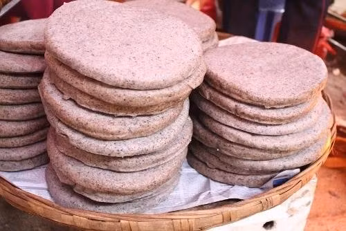 Cuối năm, khi những cung đường Hà Giang bắt đầu khoác lên sắc tím hồng của mùa hoa tam giác mạch, du khách lại nao lòng trước vẻ đẹp mộc mạc mà quyến rũ của cao nguyên đá. Ảnh MIA