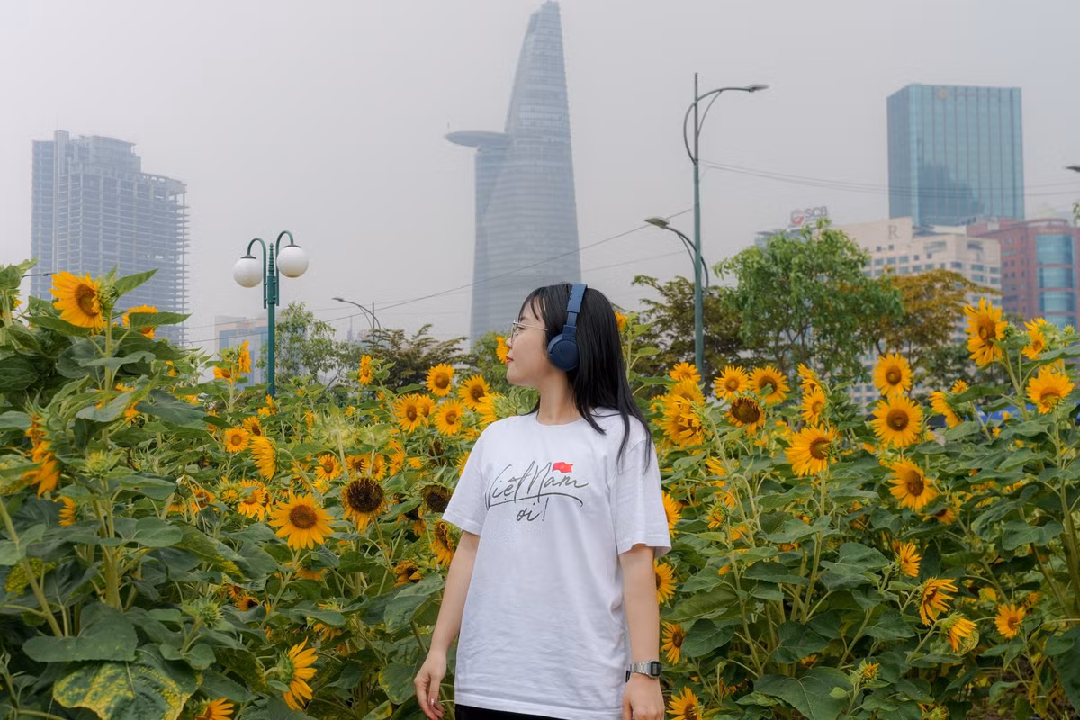 Không chỉ là điểm check-in nổi bật, vườn hoa hướng dương còn là “ốc đảo vàng” giữa lòng đô thị. Tại đây, du khách có thể dễ dàng kết hợp việc tham quan với các hoạt động khác như đi bộ dọc bến sông, thưởng ngoạn cảnh quan và khám phá các tiện ích công viên hiện đại. Với vị trí thuận lợi, ngay gần trung tâm TP HCM và các tuyến giao thông công cộng, việc đến vườn hoa trở nên đơn giản, thuận tiện cho mọi đối tượng khách. Ảnh Mai Đi và Báo