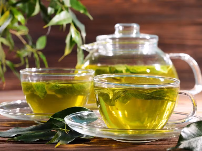 Trà xanh nổi tiếng với hàm lượng catechin cao, giúp giảm căng thẳng oxy hóa và bảo vệ tế bào não. Bên cạnh đó, trà xanh còn chứa L-theanine – axit amin có khả năng giúp tinh thần thư giãn nhưng vẫn duy trì sự tỉnh táo, từ đó cải thiện sự chú ý và tập trung. Ảnh minh họa