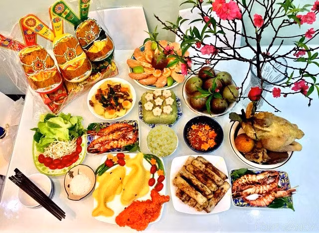Mâm cỗ gồm gà luộc, tôm hấp, nem rán, chả chiên, xôi gấc, bánh chưng, các món dưa góp,... Ảnh Internet