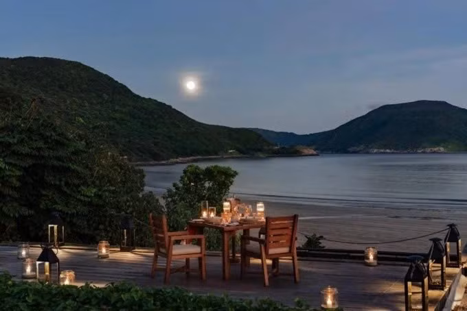 Nằm ngoài khơi bờ biển Nam Bộ, đặc khu Côn Đảo thuộc TP HCM hiện có thể tiếp cận thuận tiện bằng đường hàng không, với thời gian bay khoảng 45 phút từ sân bay Tân Sơn Nhất. Quần đảo này nổi bật với những cánh rừng nguyên sinh rộng lớn, bãi biển hoang sơ, làn nước trong xanh và nhịp sống chậm rãi, rất phù hợp cho các chuyến nghỉ dưỡng đôi lứa. Ảnh Booking