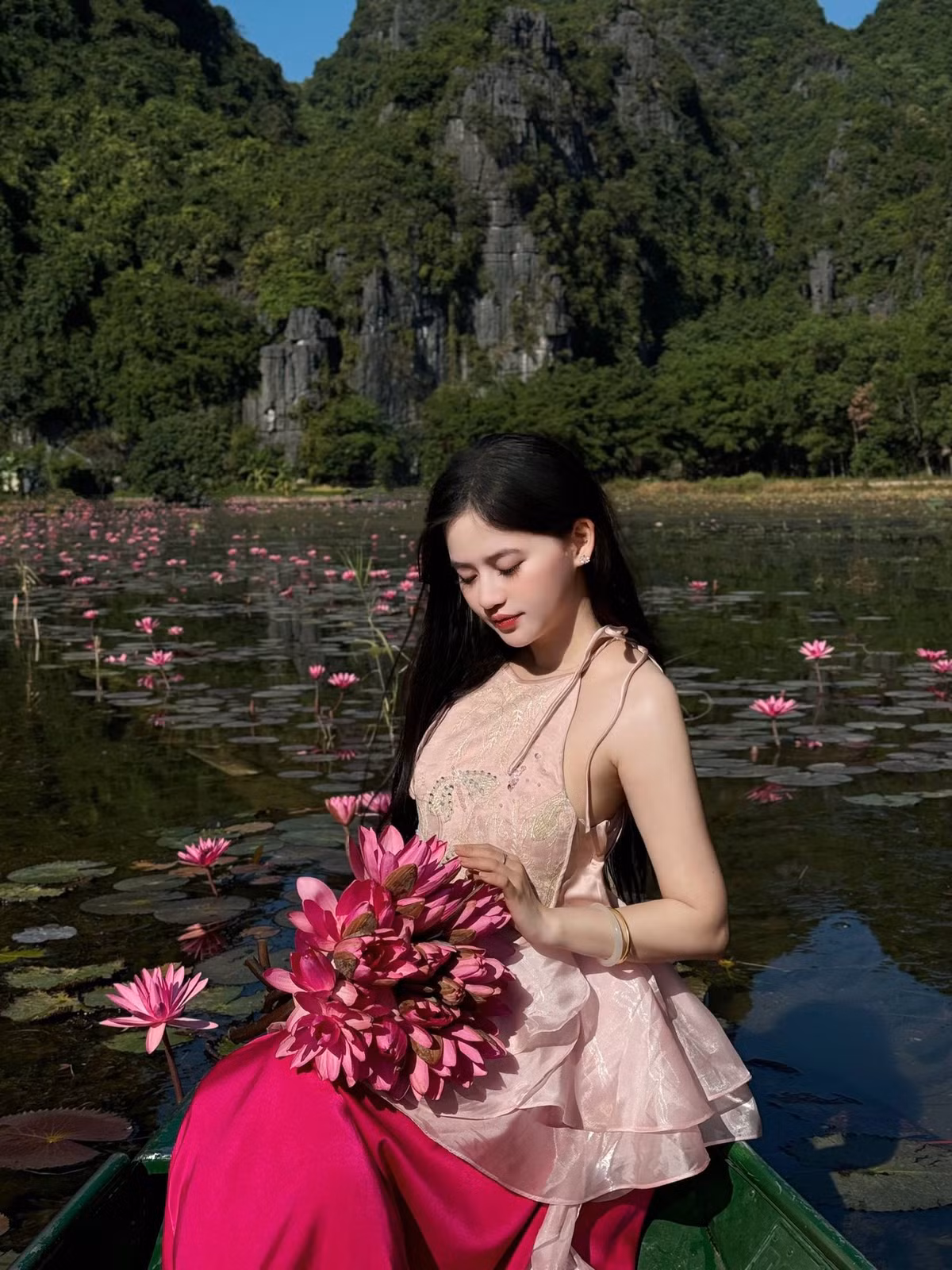 Thời điểm lý tưởng để ngắm hoa là 6–9 giờ sáng, khi nắng nhẹ và hoa nở rộ. Du khách nên chọn trang phục màu trắng hoặc pastel để nổi bật giữa nền tím hồng, mang theo nón và nước uống khi đi thuyền.