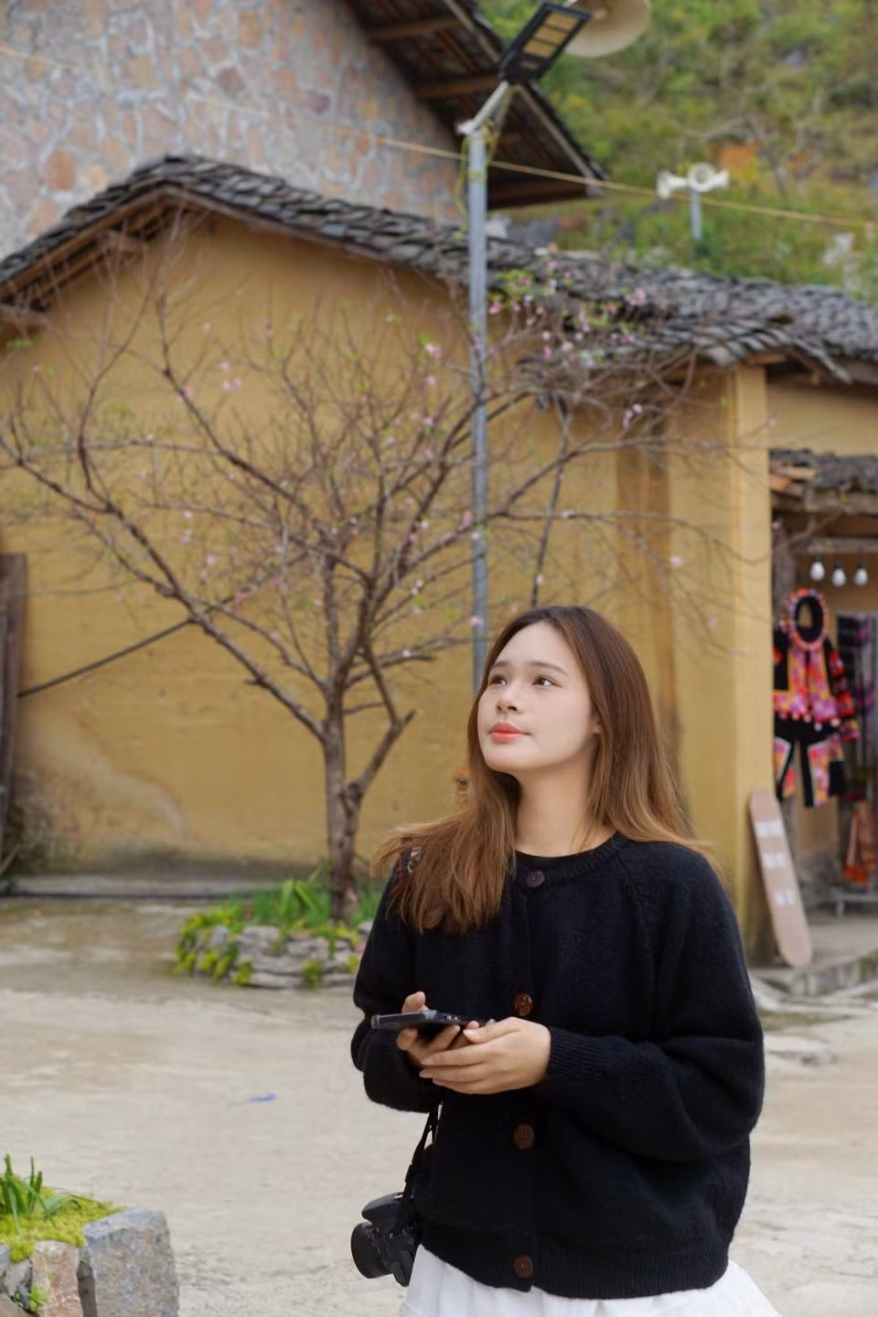 Du khách có thể cùng người dân thưởng thức ẩm thực vùng cao, nghe khèn, xem múa, hoặc đơn giản là ngồi bên bếp lửa trò chuyện, cảm nhận trọn vẹn hơi thở của núi rừng. Ảnh Amazing Lô Lô Chải