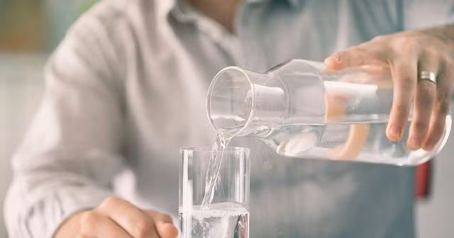 Bên cạnh việc ăn lót dạ, bổ sung nước đúng cách đóng vai trò không kém phần quan trọng. Uống nước lọc xen kẽ giữa các ly rượu giúp pha loãng nồng độ cồn trong cơ thể và hỗ trợ đào thải qua đường tiết niệu. Ảnh minh họa/Nguồn internet