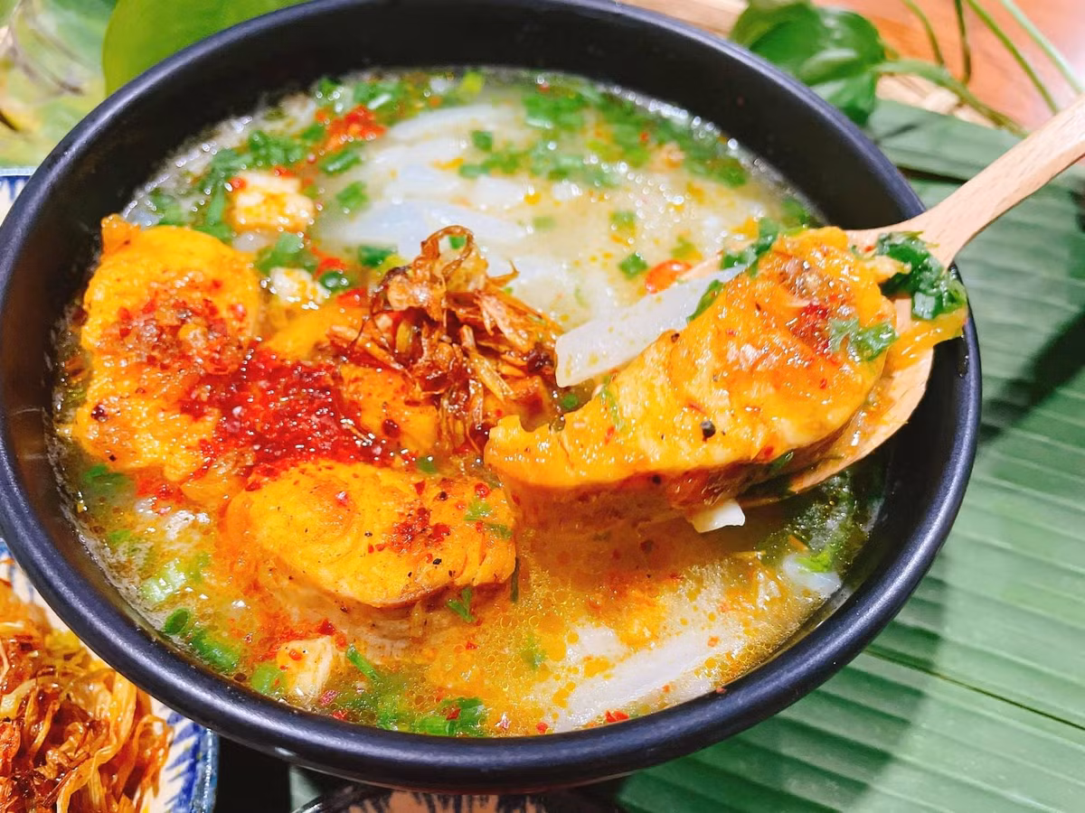 Không chỉ gây ấn tượng bởi tên gọi, món cháo cá vạt giường của người Quảng Trị còn khiến du khách tò mò bởi cách chế biến và thưởng thức độc đáo. Vị cay nồng, sợi cháo dẻo dai cùng nước dùng ngọt thanh đã khiến món ăn dân dã này trở thành đặc sản trứ danh của vùng đất gió Lào. Ảnh Hằng Lê
