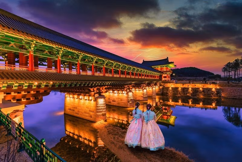 Vào mùa thu, đạp xe quanh Gyeongju trở thành trải nghiệm khó quên. Trên cung đường vòng quanh, bạn sẽ bắt gặp chùa Bulguksa di sản UNESCO nằm giữa rừng lá vàng đỏ, những cánh đồng cỏ hồng bất tận gần đài quan sát Cheomseongdae hay khung cảnh yên bình quanh hồ Bomun. Ảnh MIA