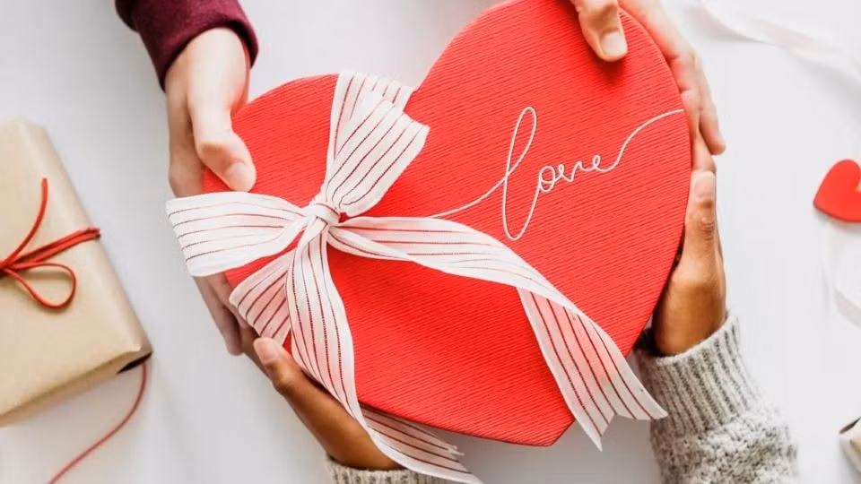 Valentine không chỉ dành cho những cái nắm tay hay buổi hẹn hò lãng mạn. Với các cặp đôi yêu xa, ngày lễ tình yêu lại mang một ý nghĩa rất riêng, dù không ở cạnh nhau, cảm xúc vẫn luôn vẹn nguyên nếu biết cách thể hiện đúng lúc, đúng cách. Ảnh minh họa