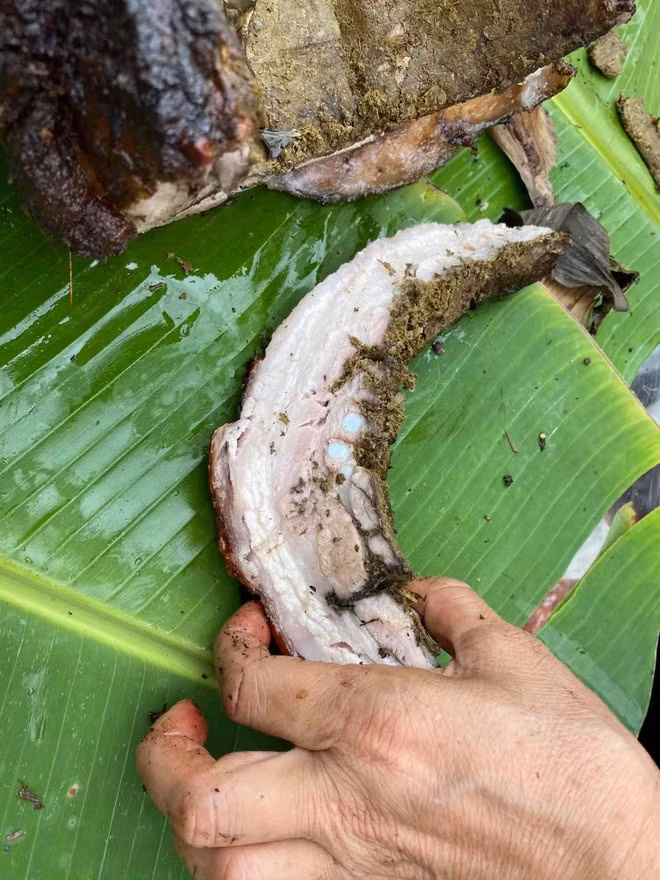 Giữa nhịp sống hiện đại, thịt quay đòn Đường Lâm vẫn được làm theo cách cũ, như một lát cắt của quá khứ còn hiện hữu. Với nhiều người, chuyến về thăm làng cổ sẽ chưa trọn vẹn nếu chưa một lần thưởng thức món đặc sản kỳ công này. Ảnh Báo Vietnamplus