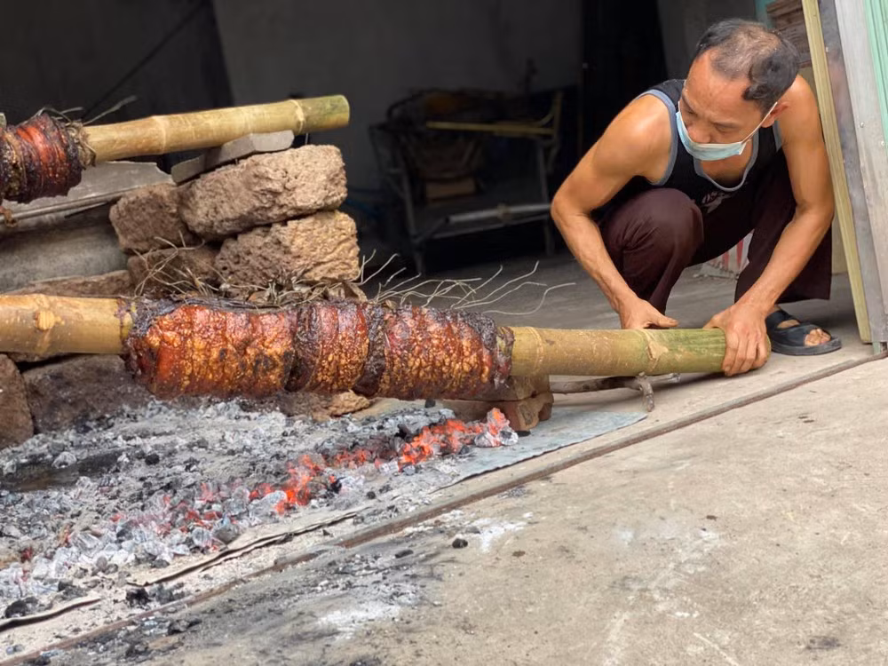 Theo người dân địa phương, thịt quay đòn Đường Lâm có lịch sử hơn 1.000 năm, gắn với truyền thuyết vua Ngô Quyền dùng món ăn này để khao quân sau chiến thắng Bạch Đằng. Trải qua thời gian, cách chế biến vẫn được giữ gần như nguyên vẹn, trở thành món ăn không thể thiếu trong các dịp lễ, Tết và là thức quà đặc biệt dành cho khách phương xa. Ảnh Báo Vietnamplus