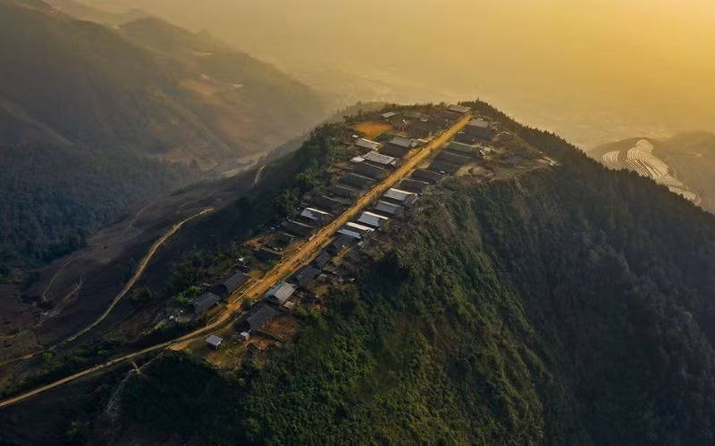 Đường đến Cu Vai là một hành trình đầy thử thách. Du khách phải vượt gần 20 km đường núi quanh co, nhiều đoạn dốc cao và lổn nhổn đá. Ảnh datviettour