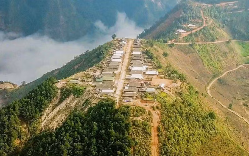 Càng lên cao, cảnh quan càng mở ra ngoạn mục: những thửa ruộng bậc thang vàng óng dần nhường chỗ cho biển mây mênh mông bao phủ núi rừng. Ảnh datviettour