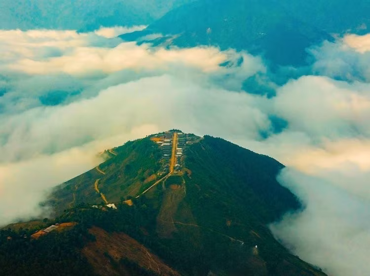 Từ Hà Nội, du khách có thể đi khoảng 220 km theo tuyến Nghĩa Lộ – Trạm Tấu, rồi tiếp tục thêm 20 km đường núi để đến bản. Nếu đi xe máy, cần chuẩn bị kỹ lưỡng, đặc biệt vào mùa mưa đường khá trơn trượt. Ảnh Traveloka