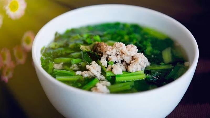 Hoạt chất glucosinolate trong cải xanh còn thúc đẩy gan đào thải độc chất, tăng cường miễn dịch. Một bát canh cải xanh nấu gừng, đĩa cải luộc hay chút dưa cải muối đều mang lại cảm giác ấm bụng vào những ngày lạnh. Ảnh minh họa