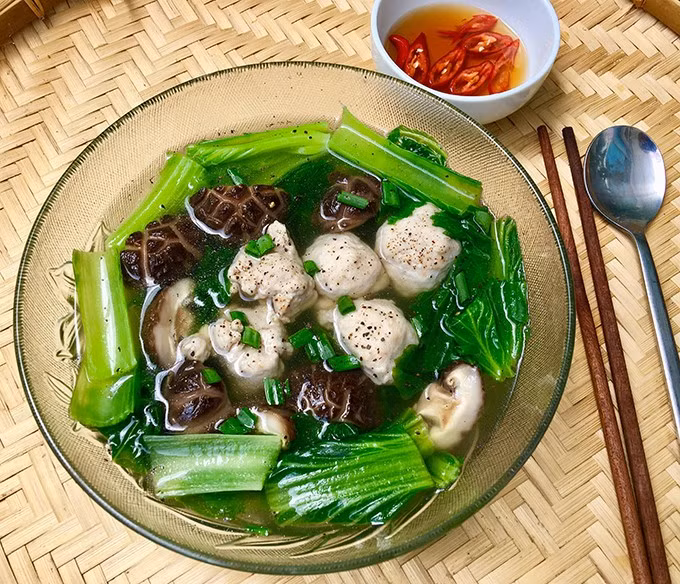 Cải bẹ xanh còn chứa flavonoid và glucosinolate, hợp chất chống ô xy hóa giúp bảo vệ tế bào mạch máu, duy trì độ đàn hồi và ngăn xơ vữa động mạch – yếu tố nguy cơ hàng đầu của tăng huyết áp. Ngoài ra, lượng vitamin K và C dồi dào trong cải giúp tăng độ bền thành mạch. Ảnh minh họa