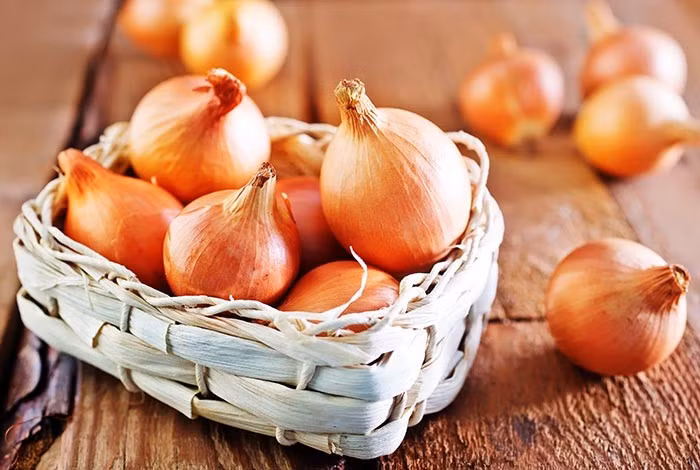 Hành tây giàu quercetin và hợp chất lưu huỳnh, có khả năng chống viêm, chống oxy hóa và hỗ trợ hệ hô hấp. Mùi cay nồng khi cắt hành là dấu hiệu các chất có lợi đang phát huy tác dụng. Hành tây vỏ tím chứa nhiều dưỡng chất hơn, nên ăn sống trong salad hoặc xào nhanh để giữ được giá trị dinh dưỡng. Ảnh minh họa