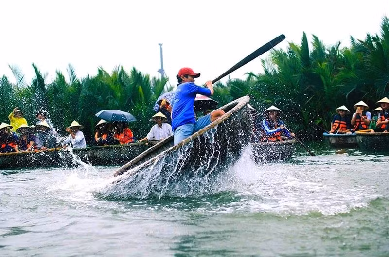 Những động tác thuần thục, dứt khoát kết hợp cùng tiếng vỗ tay cổ vũ khiến không khí trở nên sôi động, mang lại cảm giác thích thú cho du khách. Ảnh Internet