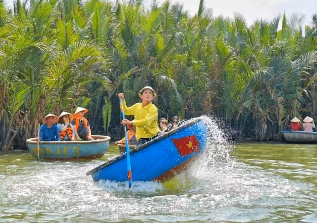 Không chỉ là màn biểu diễn giải trí, múa thúng trên hồ Bảy Mẫu còn là cách người dân kể câu chuyện về văn hóa sông nước xứ Quảng. Sau tiết mục, du khách có thể trực tiếp trải nghiệm chèo thúng, thử quăng chài, giăng lưới hay nghe kể về cuộc sống của cư dân vùng cửa sông ven biển. Sự gần gũi và chân thực ấy giúp hành trình khám phá rừng dừa Cẩm Thanh trở nên trọn vẹn hơn. Ảnh Internet