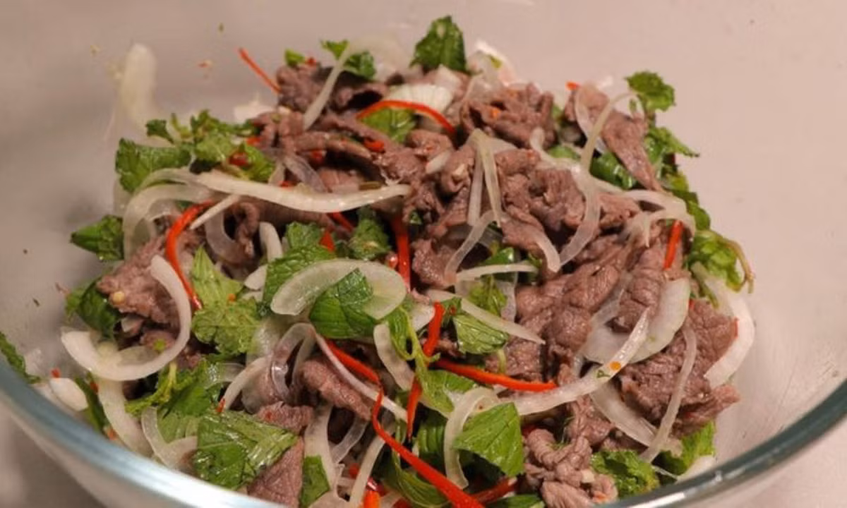 Việc bò tái chanh góp mặt trong danh sách một lần nữa cho thấy sức hấp dẫn của ẩm thực Việt Nam trên bản đồ ẩm thực thế giới. Ảnh minh họa
