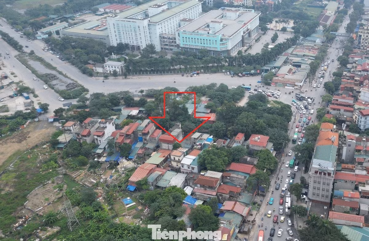 Công trường nút giao Phạm Tu - Xa La (mũi tên) đang tồn tại nhà nhiều hộ dân tại xã Tân Triều, huyện Thanh Trì cũ (nay thuộc phường Định Công) chưa giải phóng xong.