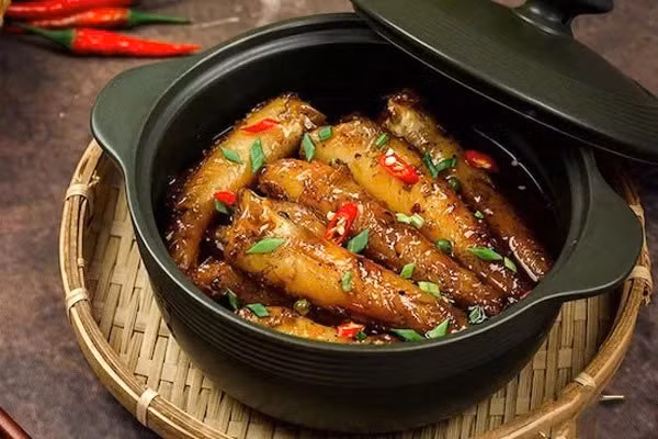 Cá được ướp cùng nước mắm ngon, tiêu xay, đường, ớt rồi kho liu riu cho đến khi nước sánh lại, mùi thơm nồng lan tỏa khắp gian bếp. Khi ăn, vị cay nồng của tiêu hòa quyện cùng vị béo ngậy của trứng và vị mặn ngọt hài hòa của nước kho khiến người thưởng thức không thể quên. Ảnh minh họa