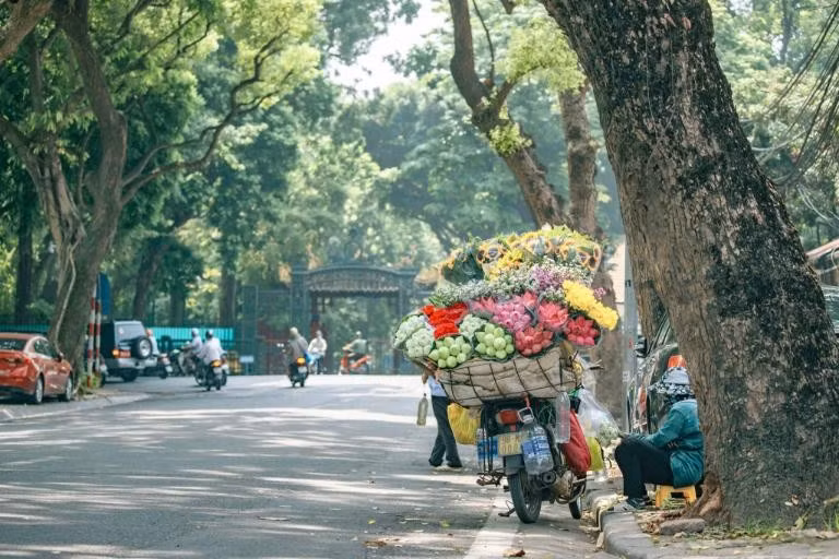 Mùa gió mùa, Hà Nội không ồn ào. Thành phố chỉ khe khẽ mời gọi bằng hơi ấm toả ra từ những gánh hàng thân thuộc – những hàng quán đã ở đó qua bao năm tháng, đi cùng người Hà Nội qua nhiều mùa đông. Ảnh Vinpearl