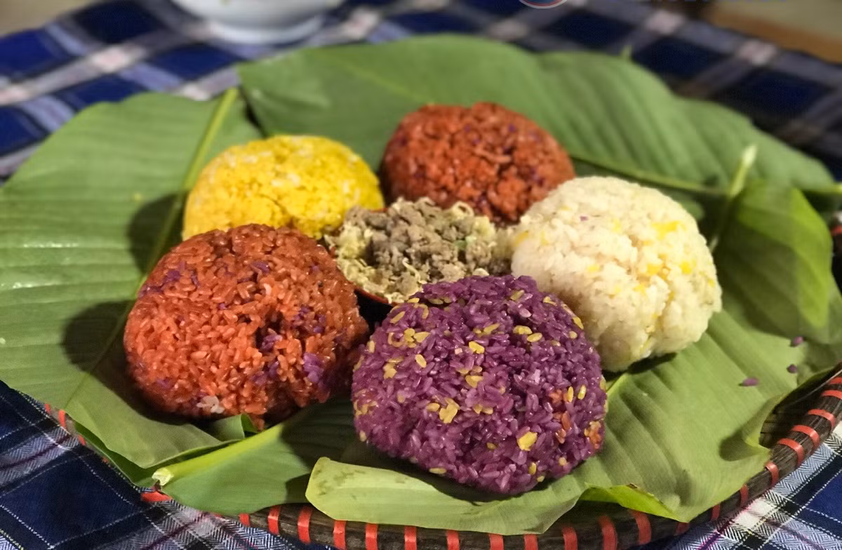 Xôi ngũ sắc – biểu tượng ẩm thực vùng cao – gồm 5 màu trắng, vàng, tím, đỏ, xanh tượng trưng cho Kim, Mộc, Thủy, Hỏa, Thổ. Sự kết hợp hài hòa của màu sắc, hương vị tạo nên món ăn vừa ngon mắt, vừa đậm đà. Ảnh MIA