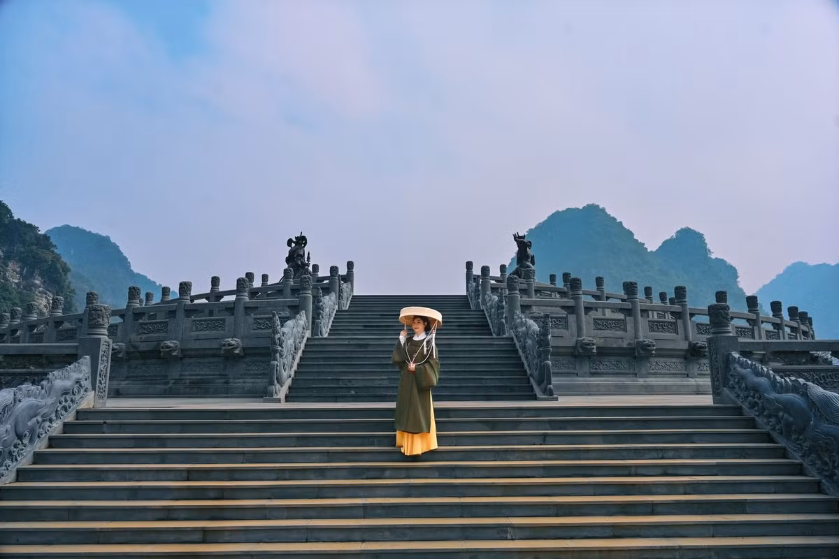 Theo kinh nghiệm của nhiều người, mùa thu là thời điểm Thung Ui đẹp nhất trong năm. Thời tiết dễ chịu, bầu trời trong xanh, ánh sáng dịu khiến cảnh vật càng trở nên thơ mộng. Buổi sáng sớm hoặc cuối buổi chiều là lúc thung lũng khoác lên mình vẻ đẹp an yên, rất thích hợp để dạo chơi và chụp ảnh. Ảnh Lê Xuân Bách